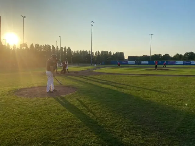 Speler aan slag op het veld van Falcons bij laagstaande zon